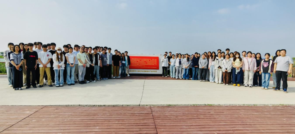 资源与环境学院2023级本科生走进黄河三角洲盐碱地农业研究院开展实习调研