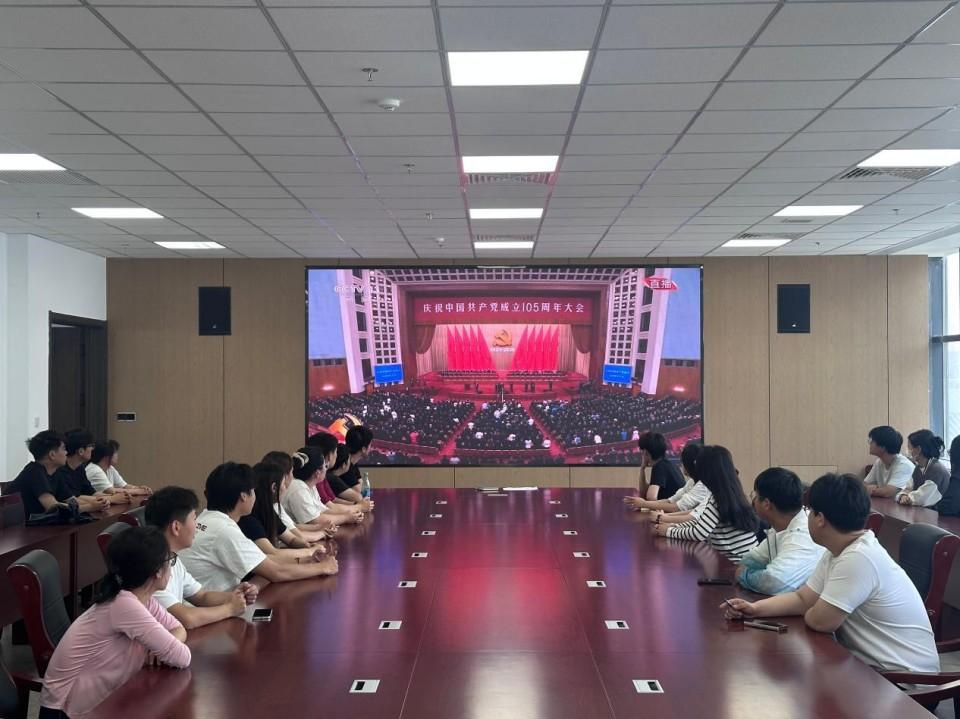 黄河三角洲盐碱地农业研究院入驻研究生集中收看庆祝中国共产党成立105周年大会